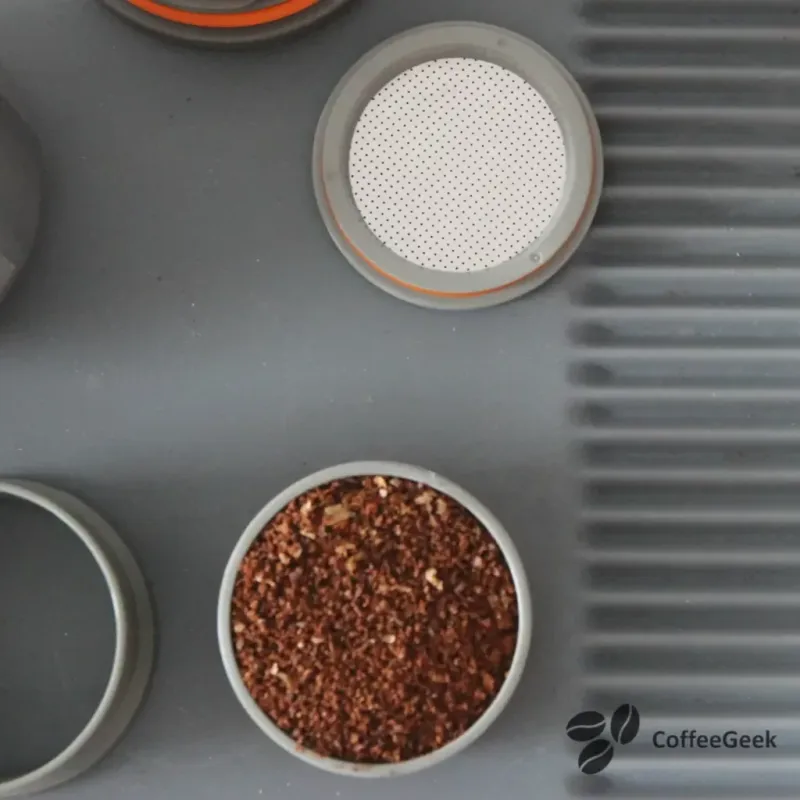 Koffie in capsule gieten