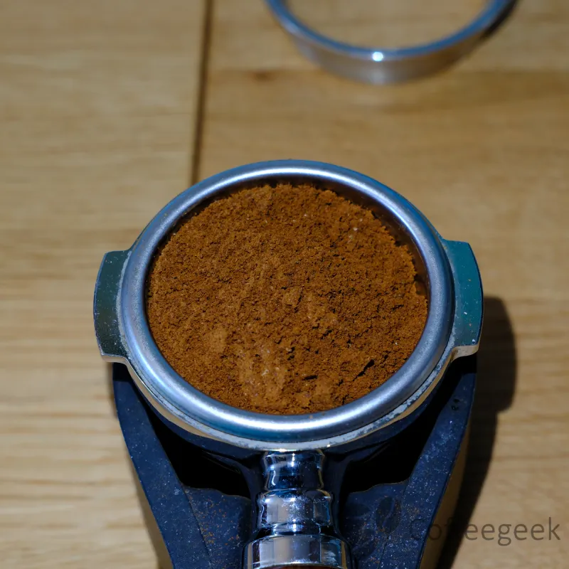 Gemalen koffie in de portafilter na overdracht