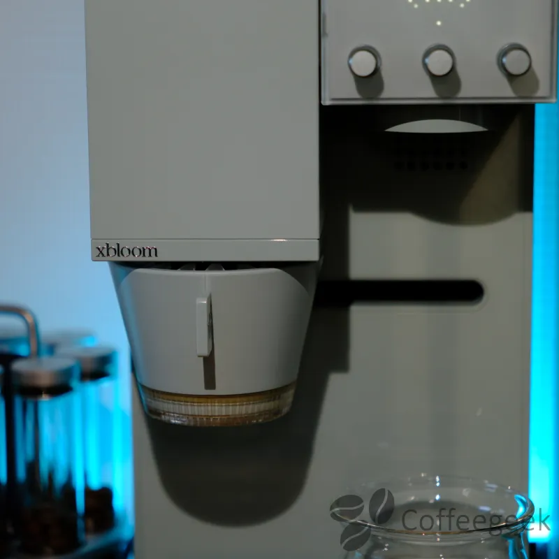 De dripper van de xBloom Studio positioneert zich automatisch onder de molen