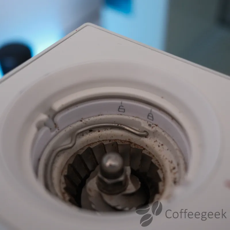 Geopende maalruimte van de Timemore Bricks 01S, maalschijven zichtbaar