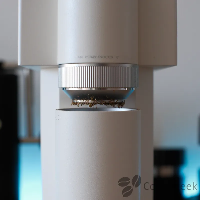 Recipiënt van de Timemore Bricks 01S vóór activering van de Fines Knocker: maling vastgehouden door statische elektriciteit zichtbaar op de wanden