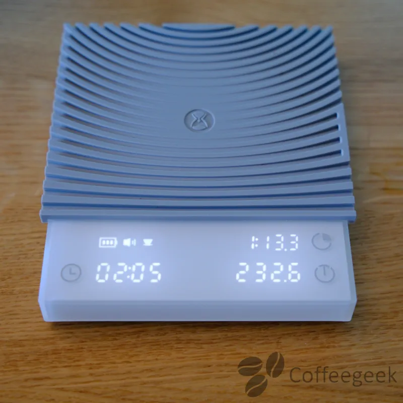 V60-extractie in uitvoering op de Timemore Basic 3.0, ratio realtime weergegeven op het scherm