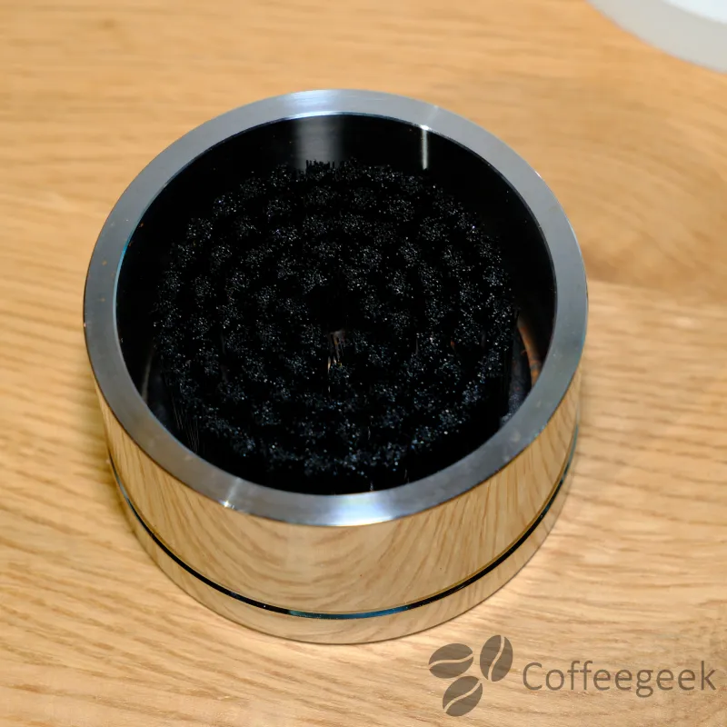 Reiniging van de naalden van de WDT Timemore PUCKS op zijn magnetische basis