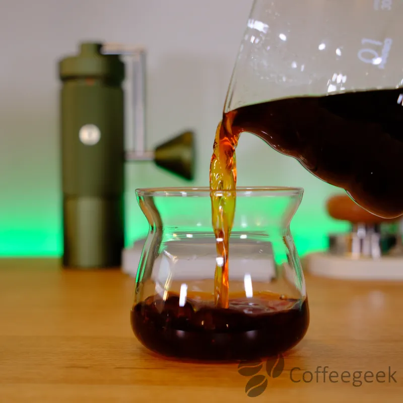 Afgewerkte pour-over koffie gezet met de Timemore S5 Pro