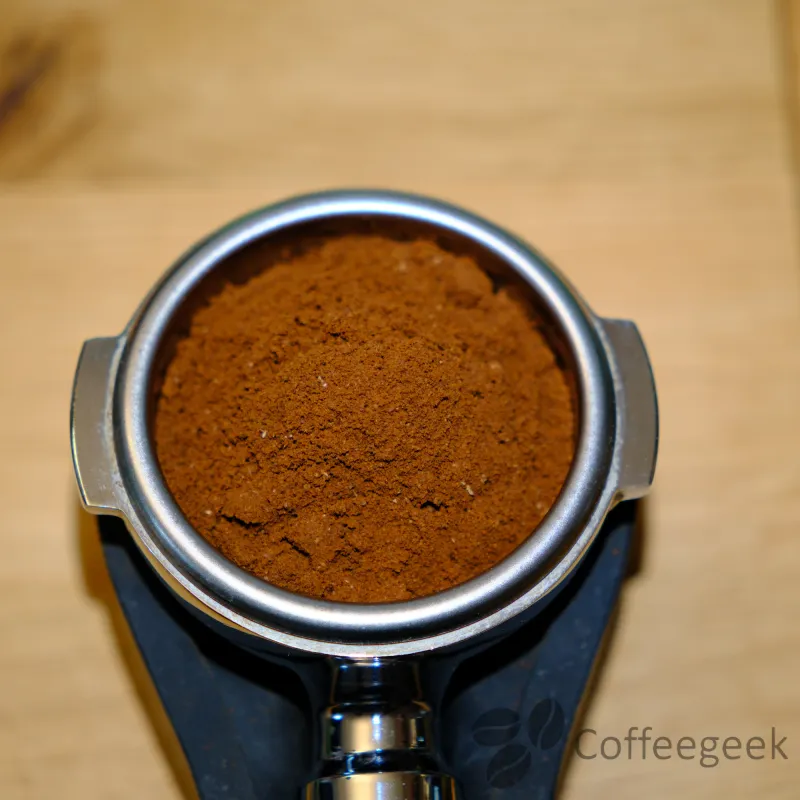 Portafilter gevuld met ongenivelleerde espressomaling