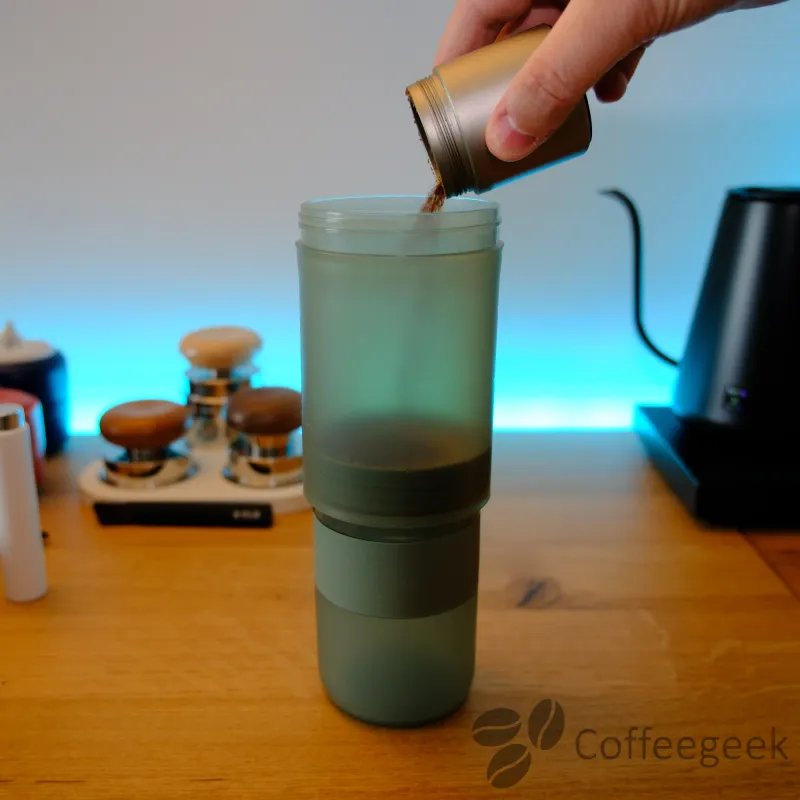 Vers gemalen koffie op de filter gieten