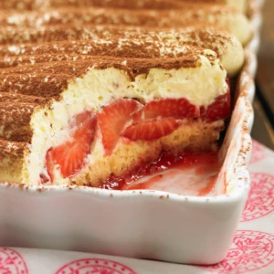 Tiramisu z truskawkami i ciastem czterech czwartych