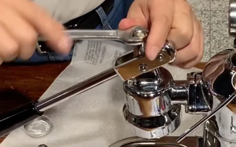 Dokręcanie nakrętek