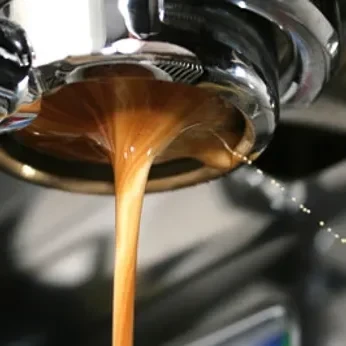 Przykład channelingu espresso bottomless