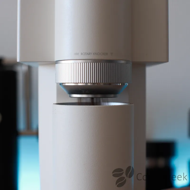 Timemore Bricks 01S podczas mielenia: kawa spadająca do pojemnika