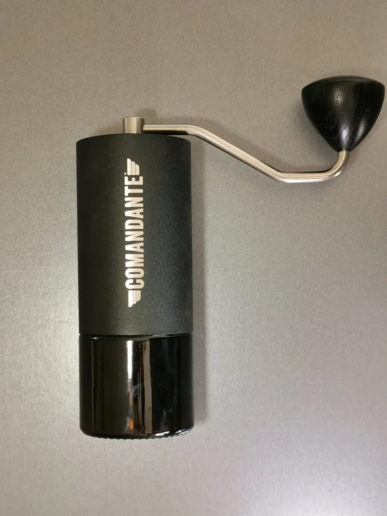 Svart C40-kvarn med vev och behållare