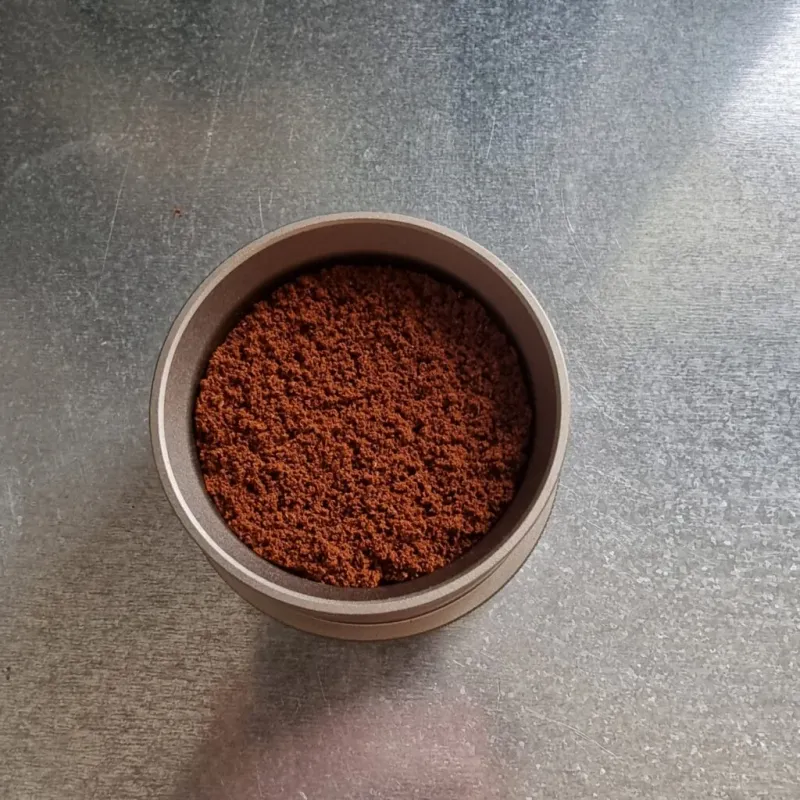 Fyllning av Picopressos filter med malet kaffe