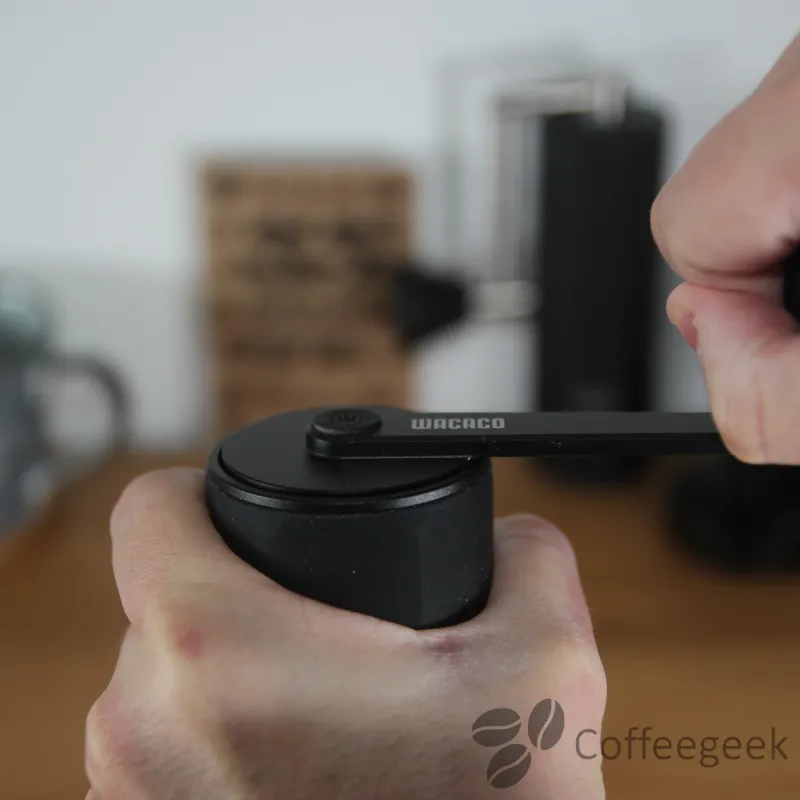 Kaffet mals med en fin malning för extraktionen