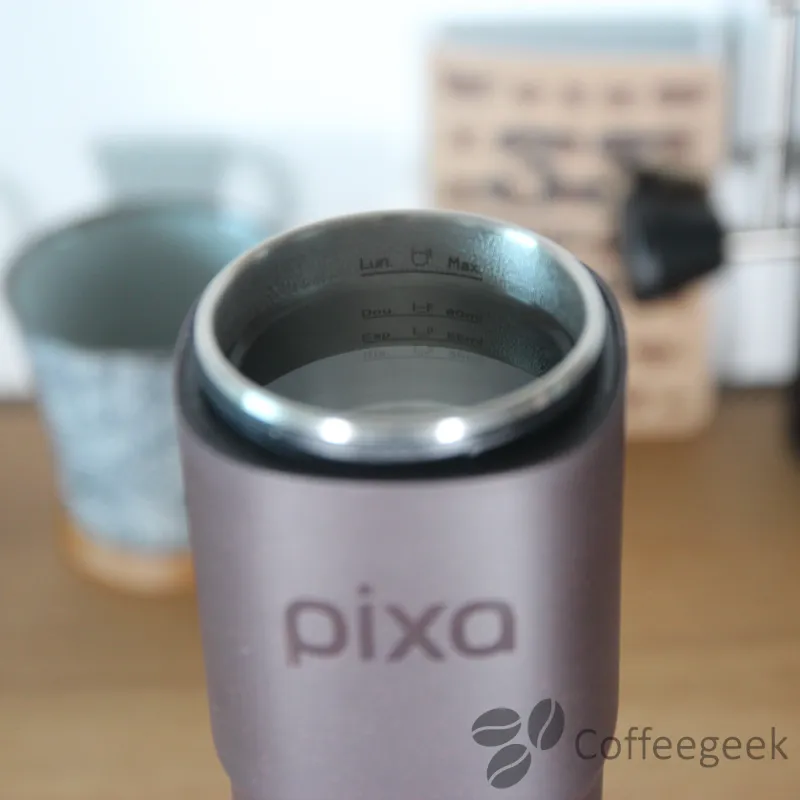 Fyll vattenbehållaren till önskad nivå genom att följa markeringen.