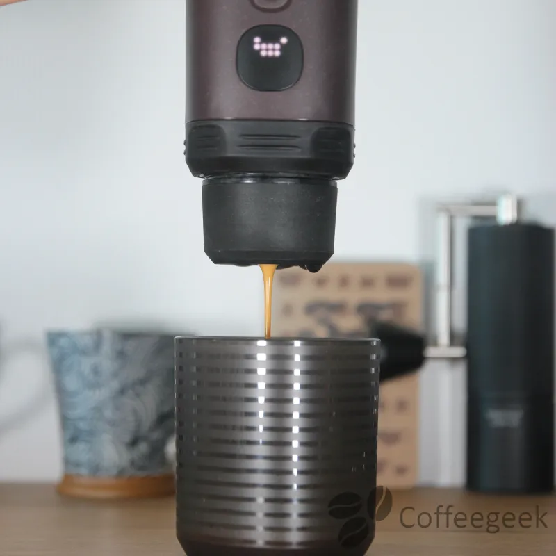 Extraktion pågår: när Nespresso-kapseln perforeras hörs ett popljud.
