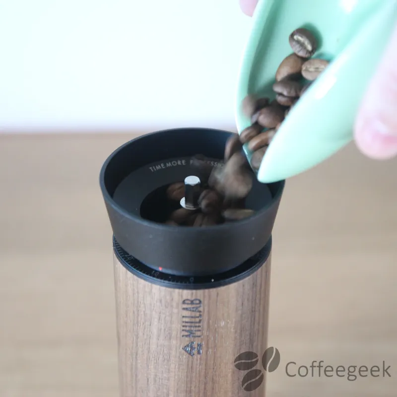 18g kaffe hällt i Timemore Millab M01