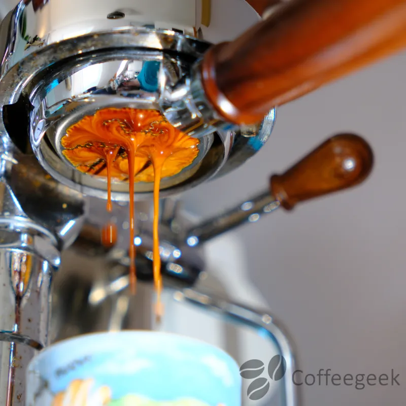 Espresso som håller på att extraheras i espressomaskinen