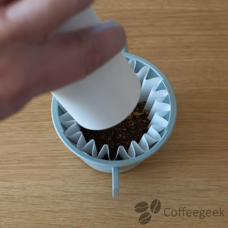 Överföring av malet kaffe från Timemore Bricks 01S-behållaren till Xbloom-filtret