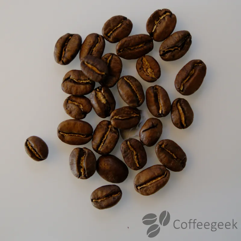 Rostade Pink Betania-kaffebönor espressorostning som visar rostningsnivån