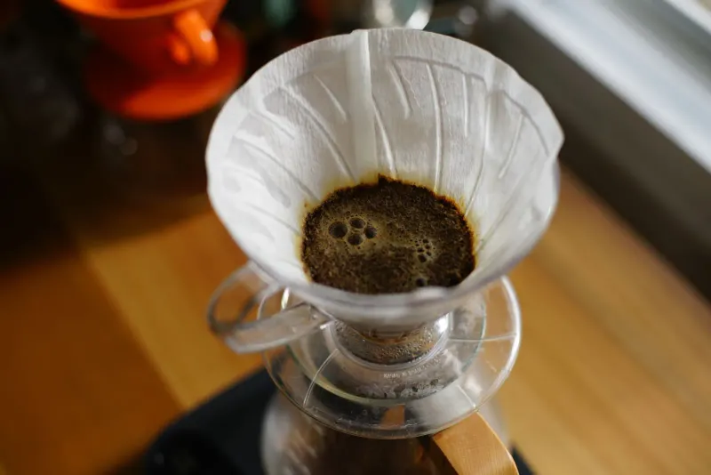 CO2-bubblor som stiger upp till ytan på kaffet under bloom-fasen i V60