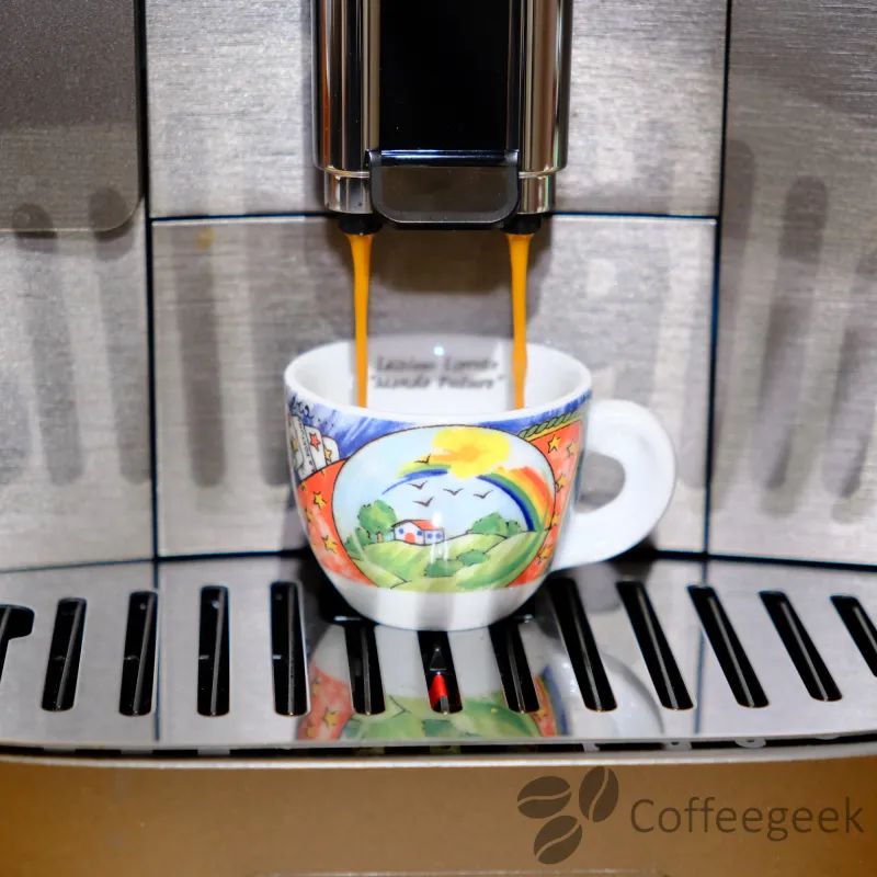 De'Longhi Magnifica Duo i aktion med en kopp kaffe under pipen